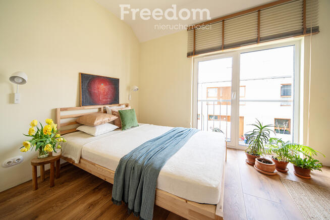 Segment z ogródkiem i 2 miejscami parkingowymi.