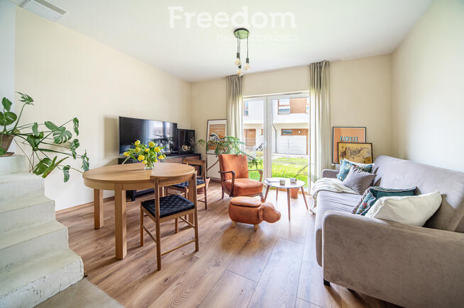 Segment z ogródkiem i 2 miejscami parkingowymi.