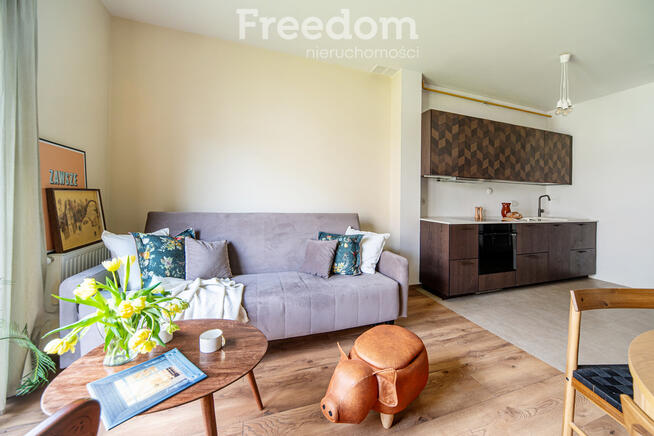 Segment z ogródkiem i 2 miejscami parkingowymi.