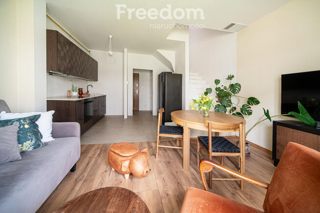 Segment z ogródkiem i 2 miejscami parkingowymi.