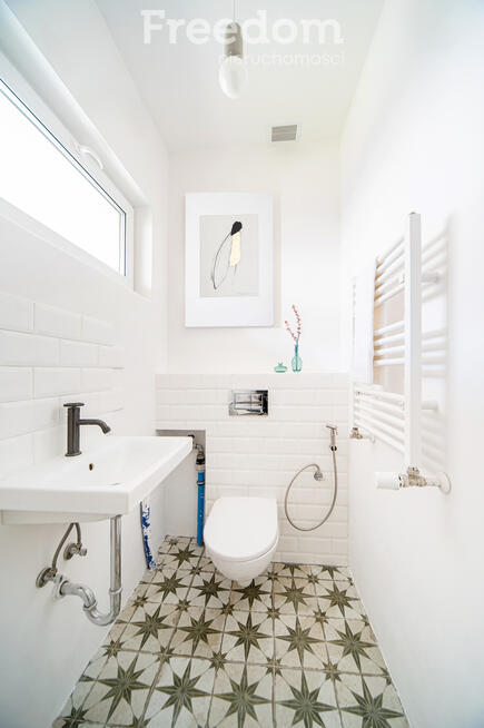 Segment z ogródkiem i 2 miejscami parkingowymi.