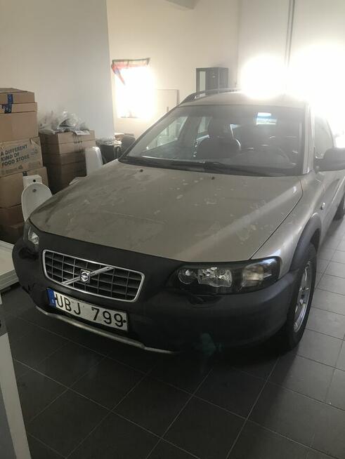 Loppis ze Szwecji z towarem i samochód Volvo XC 70 rok 2004