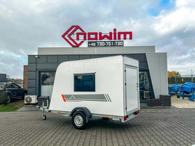 Przyczepa kempingowa minikamper samochodowa izolowany