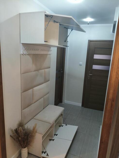 Garderoba z tapicerowanym siedziskiem