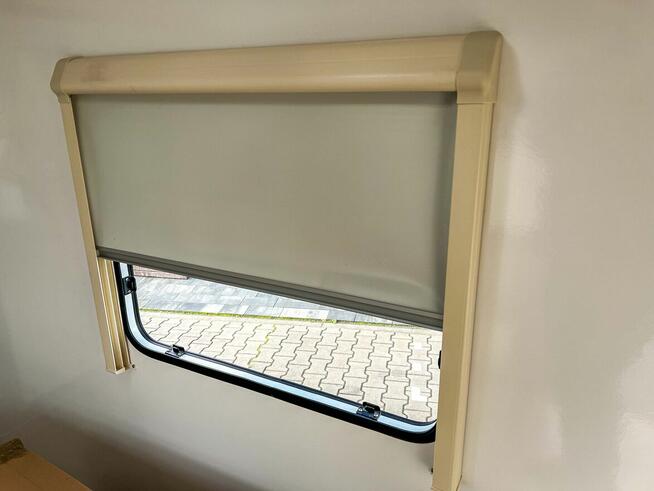 Przyczepa kempingowa minikamper samochodowa izolowany