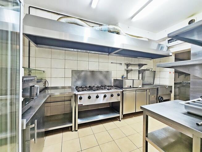 Restauracja z apartamentem oraz dodatkowymi lokalami