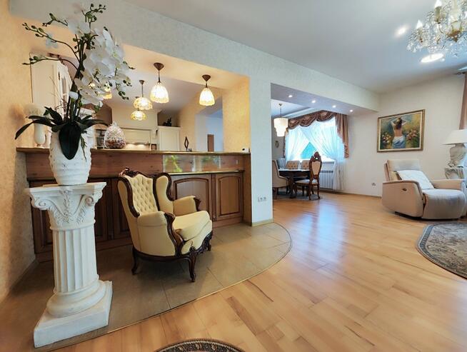 Piękny dom i duża hala.