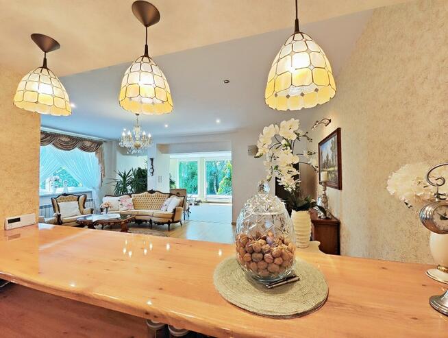 Piękny dom i duża hala.