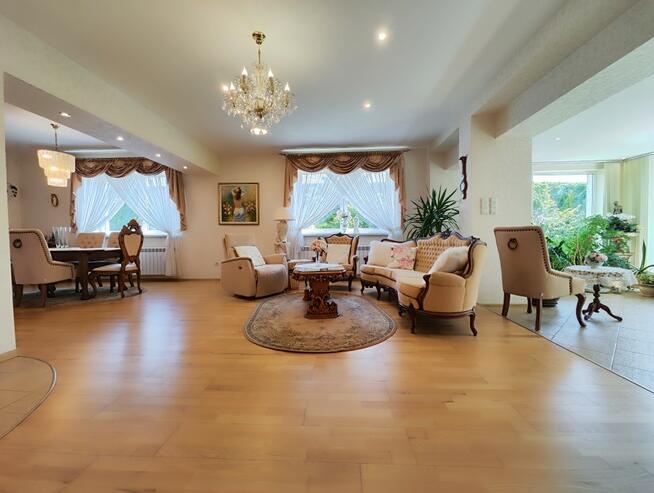 Piękny dom i duża hala.