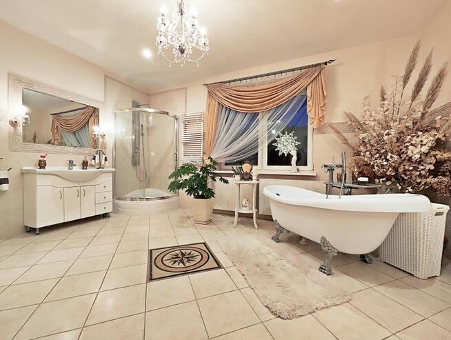 Piękny dom i duża hala.