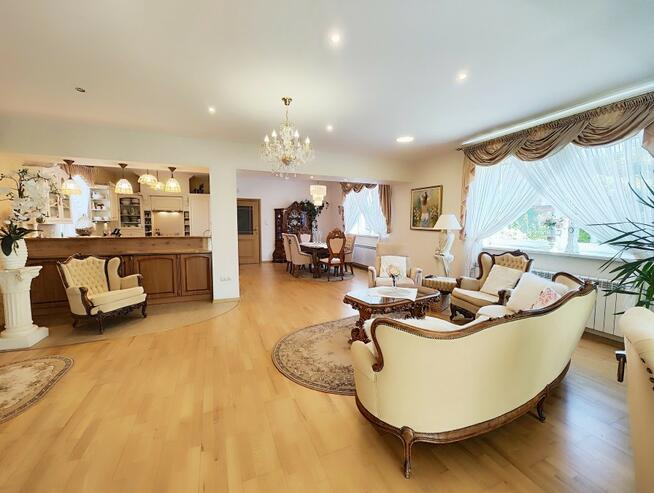 Piękny dom i duża hala.