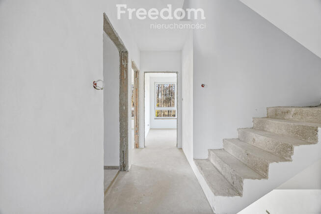 Stylowy bliźniak przy ścianie lasu