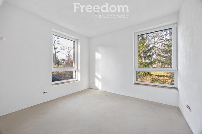 Stylowy bliźniak przy ścianie lasu