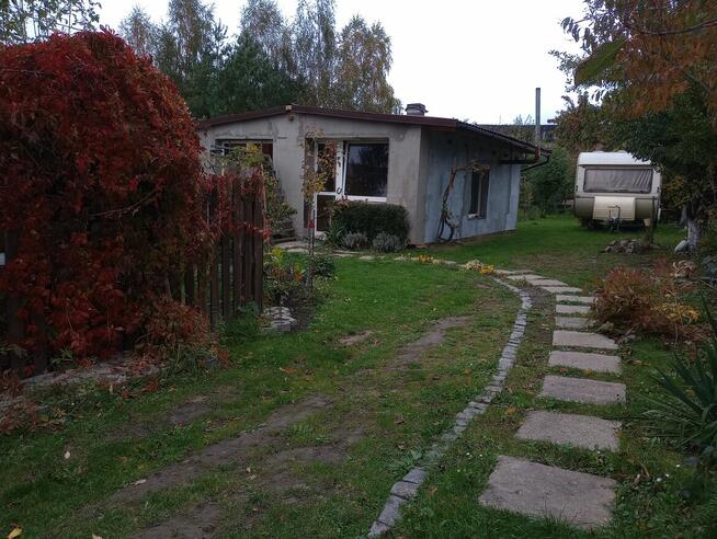 Sprzedam działkę budowlaną z pomieszczeniami gospodarczymi