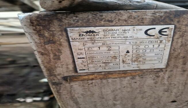 Syndyk sprzeda przecinarkę taśmową z hydraulicznym imadłem