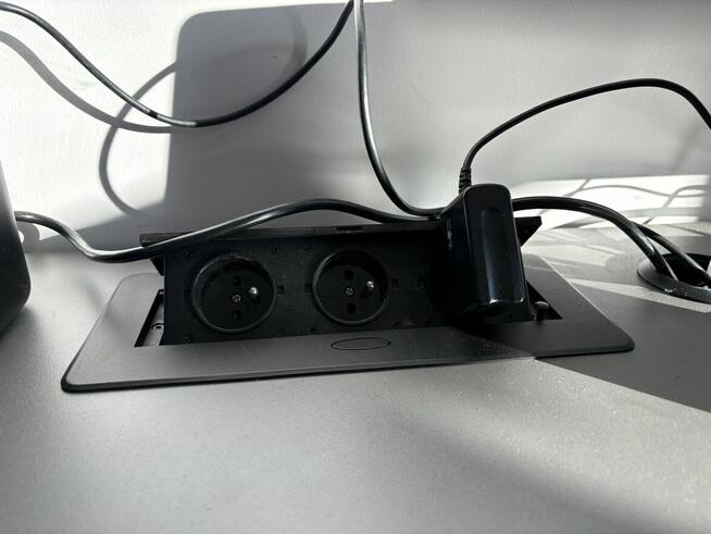 Biurko na wymiar – idealne do biura lub domowego gabinetu