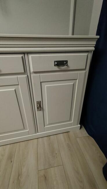 Biała komoda sosnowa firmy Katmandu