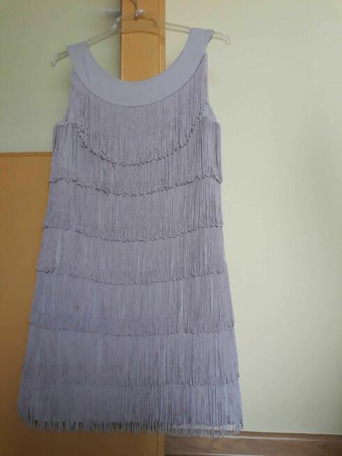 Sukienka wieczorowa na imprezę frędzle