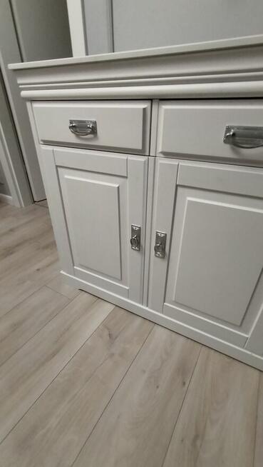 Biała komoda sosnowa firmy Katmandu