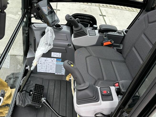 FABRYCZNIE NOWA MINIKOPARKA CATERPILLAR 302 CR