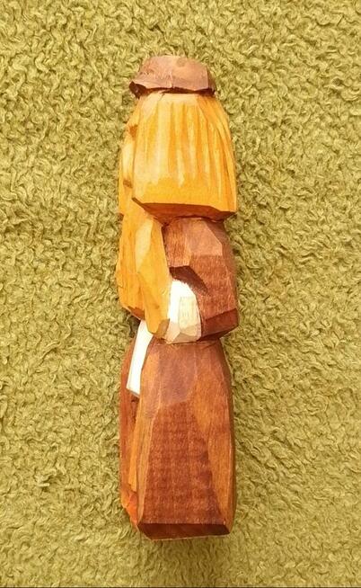 Stara rzeźba ludowa chłopa.