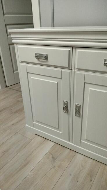 Biała komoda sosnowa firmy Katmandu