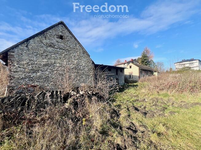 Ładna działka z domem i budynkami gospodarczymi