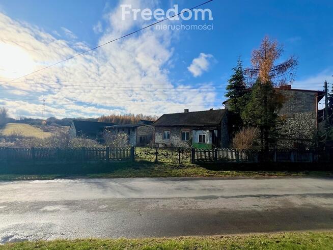 Ładna działka z domem i budynkami gospodarczymi