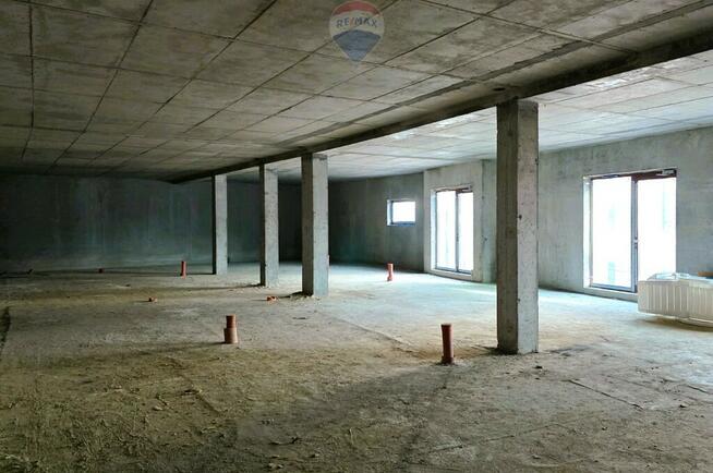 Budynek usługowy z pięcioma mieszkaniami