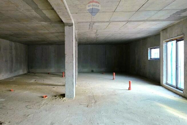 Budynek usługowy z pięcioma mieszkaniami