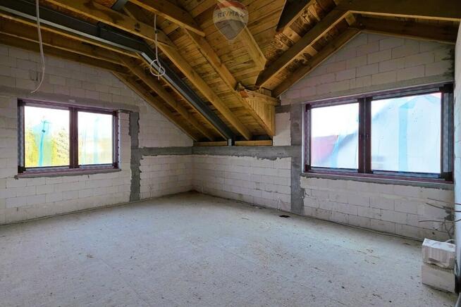 Budynek usługowy z pięcioma mieszkaniami