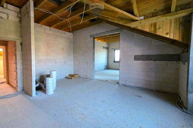 Budynek usługowy z pięcioma mieszkaniami