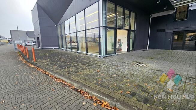 Obiekt handlowo-usługowo - biurowy, parking, brama