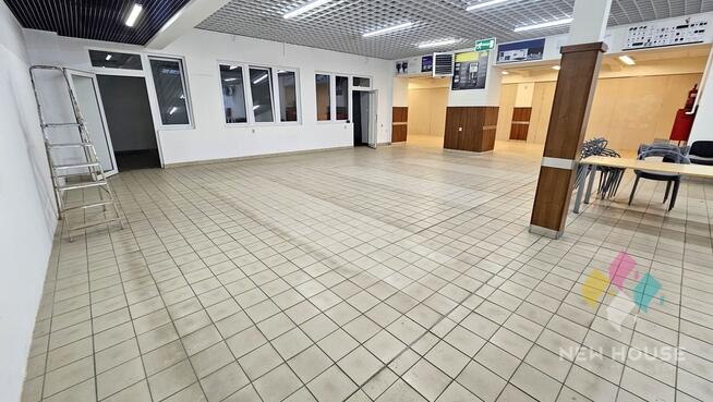 Obiekt handlowo-usługowo - biurowy, parking, brama