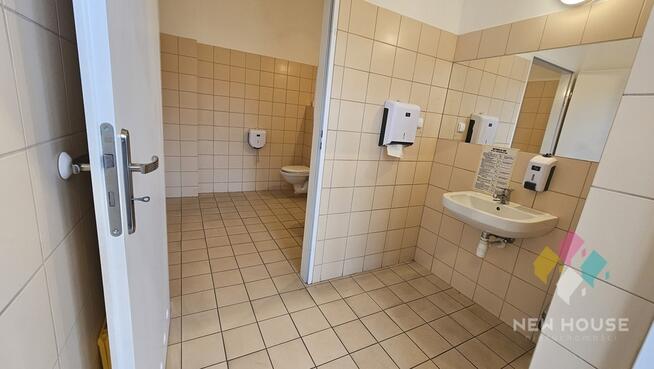 Obiekt handlowo-usługowo - biurowy, parking, brama