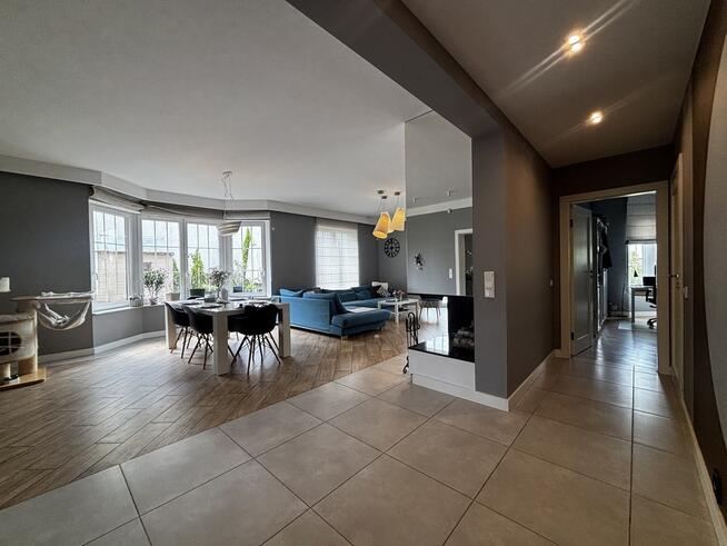 Duży dom z pokojem na parterze blisko lasu