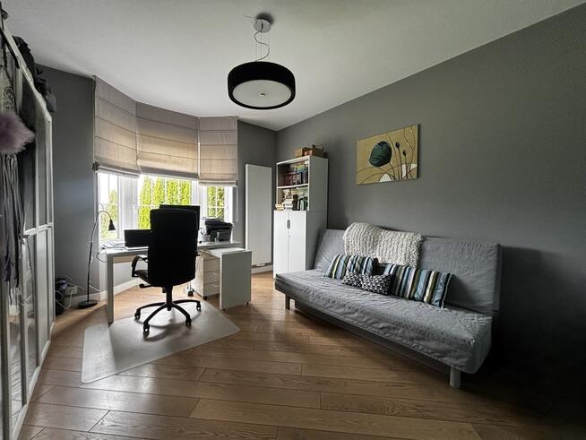 Duży dom z pokojem na parterze blisko lasu