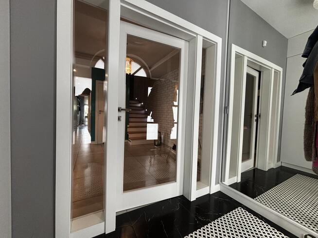 Duży dom z pokojem na parterze blisko lasu