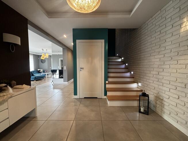 Duży dom z pokojem na parterze blisko lasu