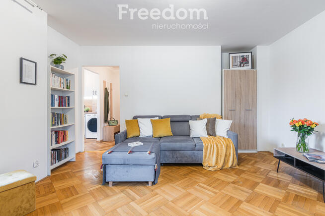 Atrakcyjna kawalerka z oddzielną kuchnią, 37 m2.