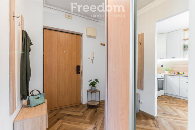 Atrakcyjna kawalerka z oddzielną kuchnią, 37 m2.