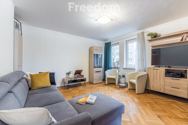 Atrakcyjna kawalerka z oddzielną kuchnią, 37 m2.