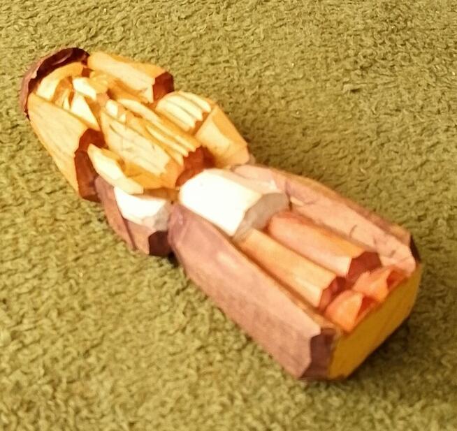 Stara rzeźba ludowa chłopa.