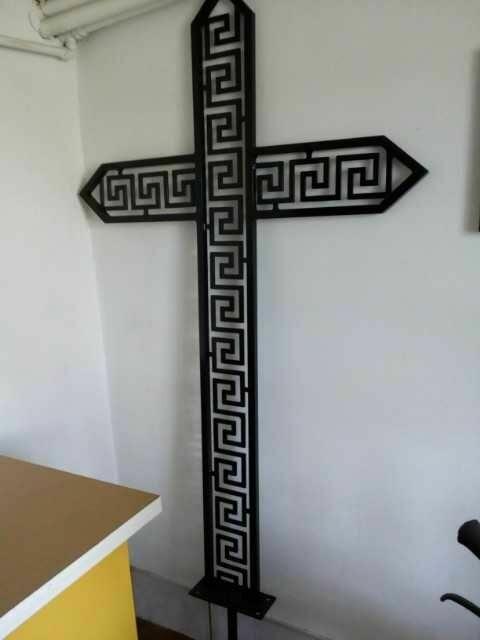 Duży kuty krzyż wykonany na zamówienie na wzór grecki