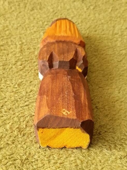 Stara rzeźba ludowa chłopa.