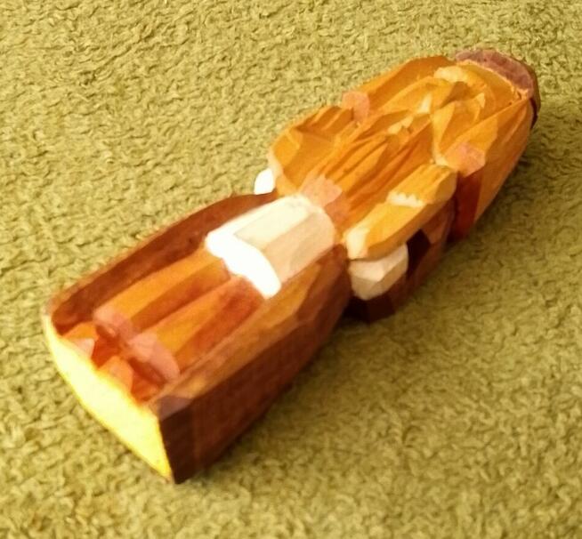 Stara rzeźba ludowa chłopa.