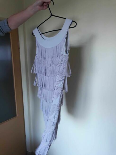 Sukienka wieczorowa na imprezę frędzle