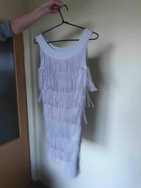 Sukienka wieczorowa na imprezę frędzle