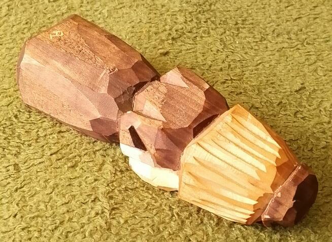 Stara rzeźba ludowa chłopa.