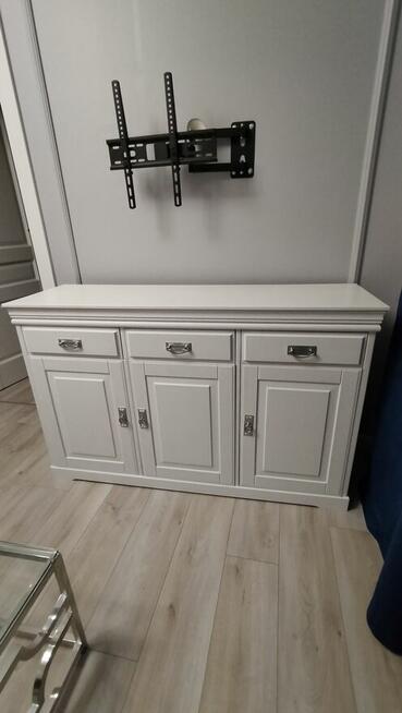 Biała komoda sosnowa firmy Katmandu